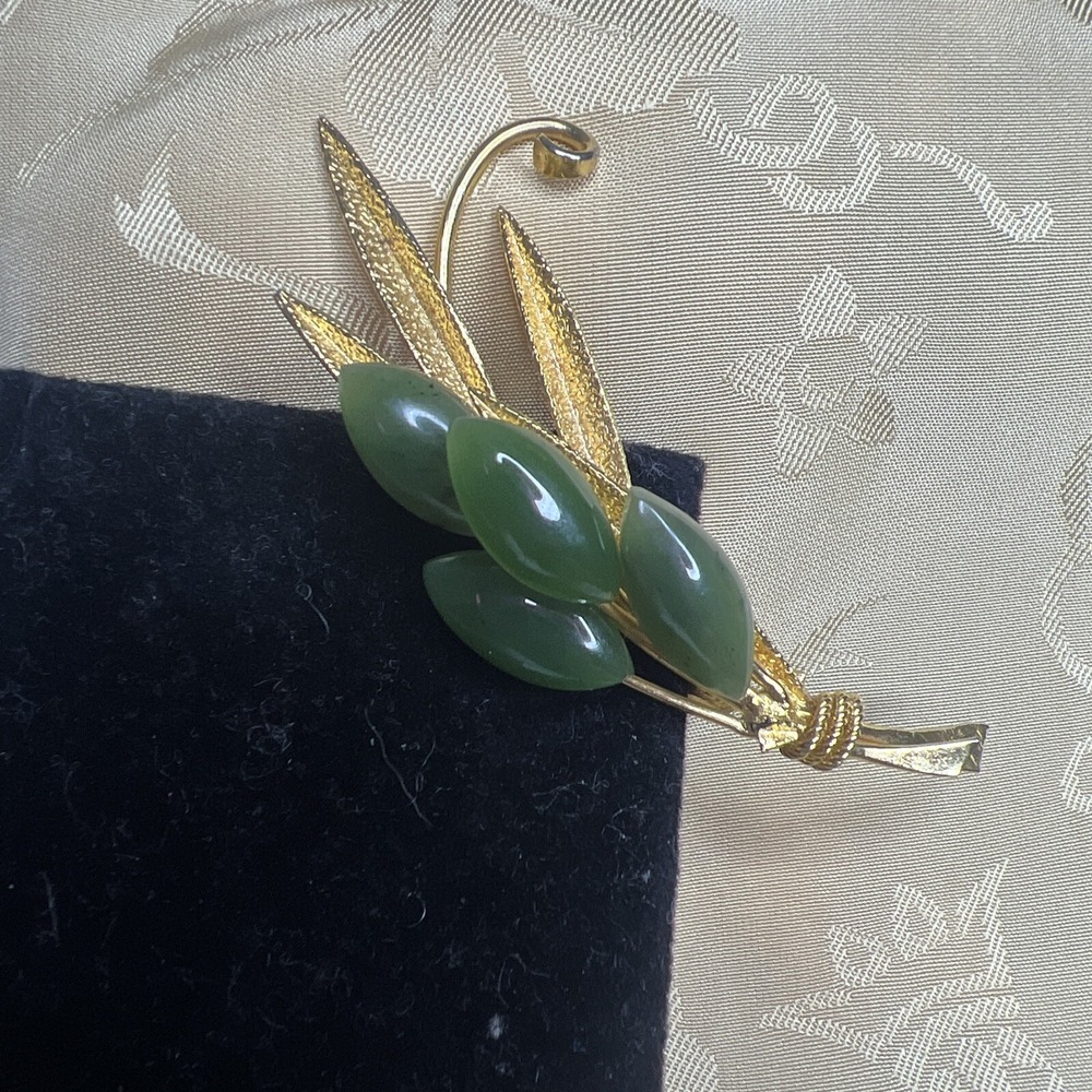 Vintage Gold Tone Jade Flower Brooch Floral Green Stone Pin Mid Century Style
